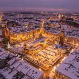 Bild: Der Weihnachtsmarkt auf dem Hauptmarkt von Kraków ist bereits eröffnet. Und so bleibt es bis zum Neuen Jahr!