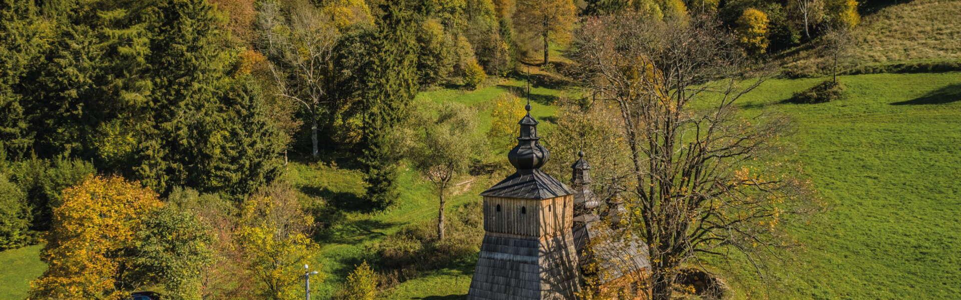 widok z lotu ptaka na cerkiew otoczoną drzewami