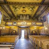 Wnętrze drewnianego kościoła bogato polichromowane.