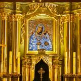 Na wprost obraz Matki Bożej Szkaplerznej w srebrnej sukience, w złoconym ołtarzu głównym, z kolumnami po bokach i figurami świętych. Pod nim tabernakulum.