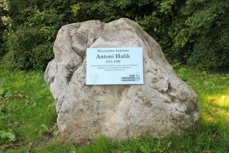 kamień ustawiony na szlaku z tabliczką upamiętniającą podróżnika Antoniego Halika