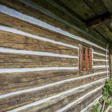 Ściana drewnianego domu z bali.