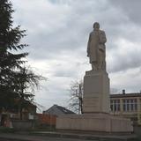 Pomnik Kościuszki na wysokim cokole.