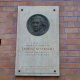 Tablica pamiątkowa na murze kamienicy z podobizną Tadeusza Kościuszki.