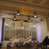 Wnętrze sali koncertowej z organami
