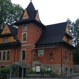 Budynek znajdujący się w Zakopanem przy ulicy Krupówki 12. Pełnił funkcję pierwszego zakopiańskiego domu kultury. Nigdy nie był dworcem kolejowym, stacja kolejowa w Zakopanem znajduje się w zupełnie innej części miasta. Budowę rozpoczęto w 1880 roku.