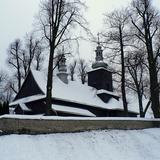 Drewniany kościół w zimie.