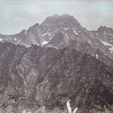 ośnieżone góry, zdjęcie czarno białe