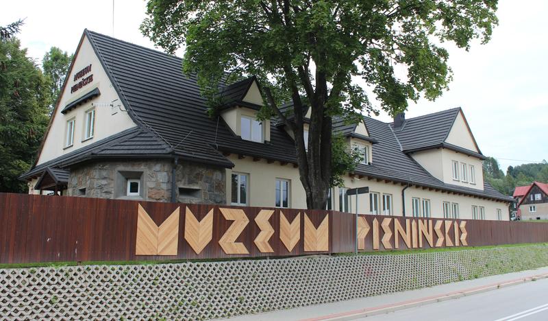 Zdjęcie przedstawia budynek Muzeum Pienińskiego imienia Józefa Szalaya w Szlachtowej.