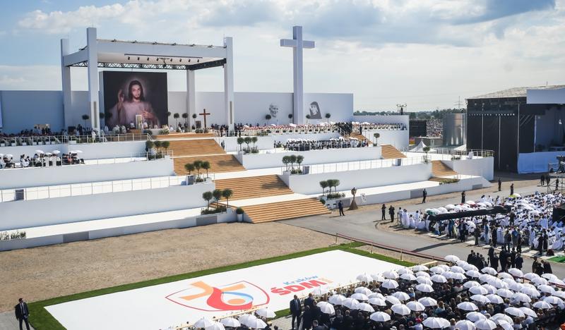 Msza podczas Światowych Dni Młodzieży, ołtarz z wizerunkiem Jezusa, liczne schody, ludzie zebrani na placu