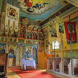Barwna nawa cerkwi z ikonostasem.