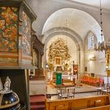 Wnętrze kościoła. Bogato zdobiony ołtarz główny z obrazem Matki Boskiej, proste ołtarze boczne, ściany pokryte tynkiem.