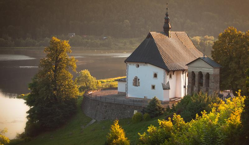 Eine kleine Kirche, weiß gestrichen vor dem Wasser des Sees