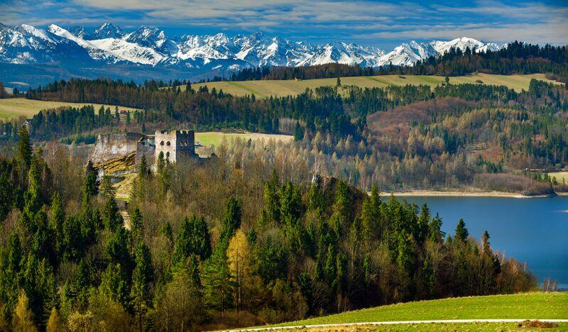 Le château de Czorsztyn sur le fond des Tatras