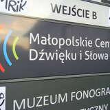 Tablica informacyjna kierująca do Małopolskiego Centrum Dźwięku i Słowa