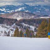 Widok na krajobraz miejscowości Wierchomla z perspektywy stacji narciarskiej w zimowy słoneczny dzień