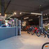 Wnętrze sklepu rowerowego, rowery i akcesoria rowerowe w tle