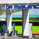 klika stanowisk dworca autobusowego w Myślenicach , zielony autobus stojący na jednym ze stanowisk, duży napis DA Myślenice
