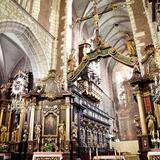 Nawa główna, bogate barokowe dekoracje, ołtarze boczne, ołtarz główny i belka tęczowa z krucyfiksem.