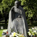 Imagen: Monumento de Juan Pablo II en el Parque Strzelecki (ul. Lubicz), Cracovia