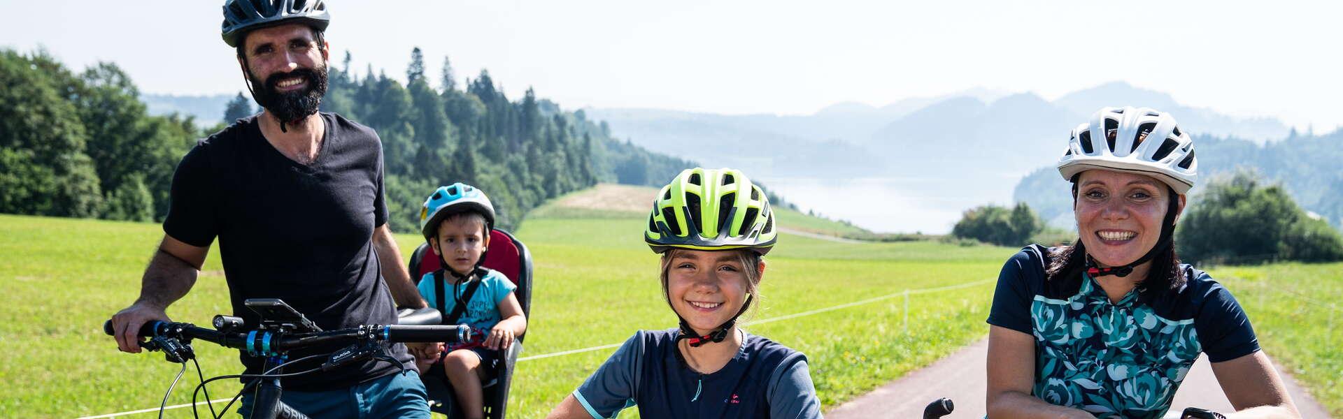 Czteroosobowa uśmiechnięta rodzina na wycieczce rowerowej po Małopolsce